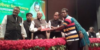 বাংলাদেশ কৃষক লীগের নেতৃবৃন্দের উপস্থিতিতে জননেতা জনাব তোফায়েল আহম্মেদ-এমপিকে ডাইরি ও কলম উপহার দিচ্ছেন মোঃ ইব্রাহিম হোসেন