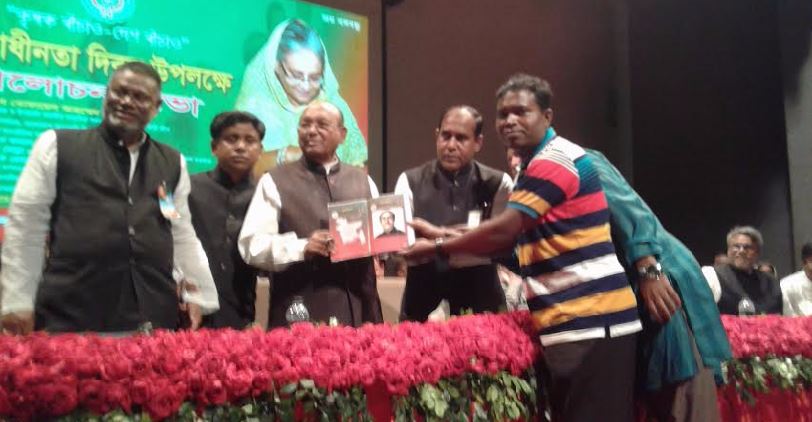 বাংলাদেশ কৃষক লীগের নেতৃবৃন্দের উপস্থিতিতে জননেতা জনাব তোফায়েল আহম্মেদ-এমপিকে ডাইরি ও কলম উপহার দিচ্ছেন মোঃ ইব্রাহিম হোসেন