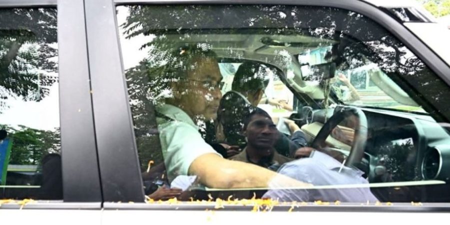 স্বরাষ্ট্রমন্ত্রীকে পাশে বসিয়ে গাড়ি চালালেন প্রধানমন্ত্রী